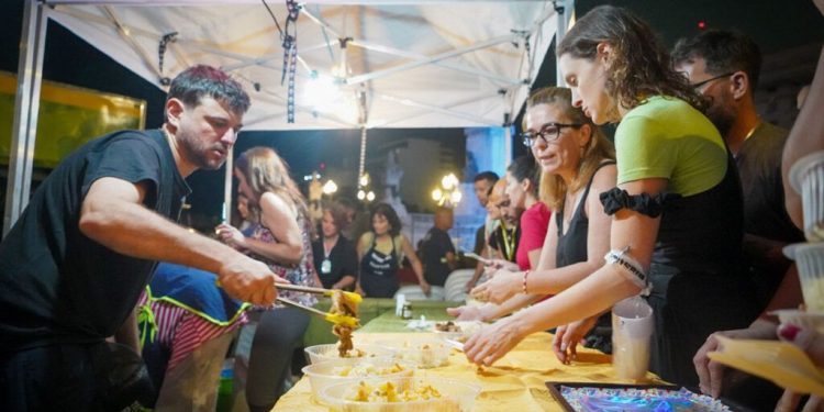 Navidad en la Plaza del Congreso: cómo se prepara la cena de Nochebuena junto a las personas en situación de calle