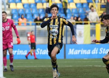 Polémica en Italia: el bisnieto de Benito Mussolini anotó un gol y la hinchada lo festejó haciendo el saludo fascista