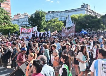 Un abrazo a la ex ESMA contra los despidos en la Secretaría de Derechos Humanos