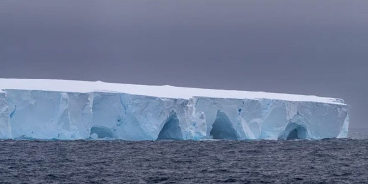 Un iceberg 20 veces más grande que Buenos Aires se desprendió de la Antartida y navega libre por el océano