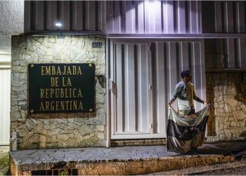 Venezuela: dejaron sin agua potable a la Embajada argentina en Caracas