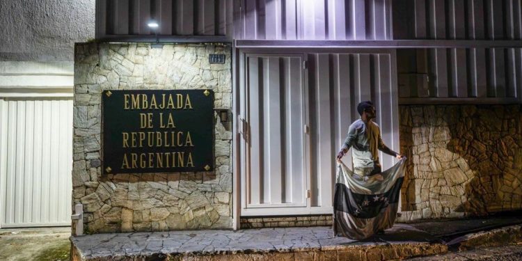 Venezuela: dejaron sin agua potable a la Embajada argentina en Caracas