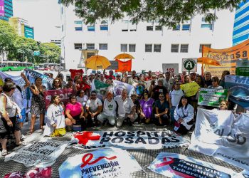 Abrazo contra los recortes en el Ministerio de Salud: “La motosierra corta vidas”