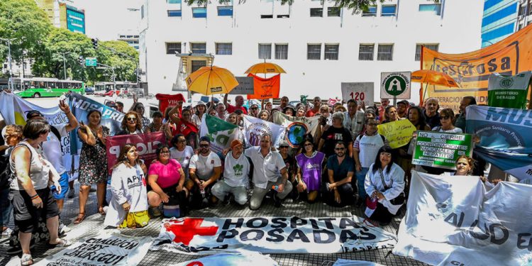 Abrazo contra los recortes en el Ministerio de Salud: “La motosierra corta vidas”