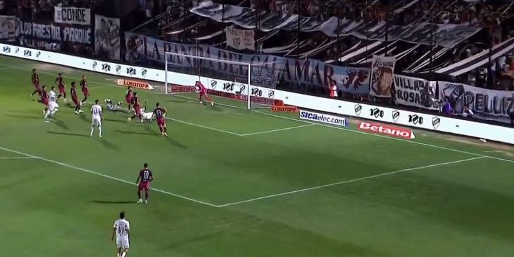 Así fue el gol de Platense: el descomunal error de Armani