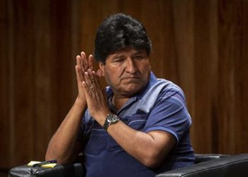 Bolivia: ordenan detener a Evo Morales pero sus simpatizantes custodian su hogar para evitar su captura