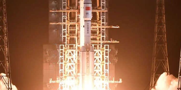 China proyecta construir una central eléctrica solar en el espacio