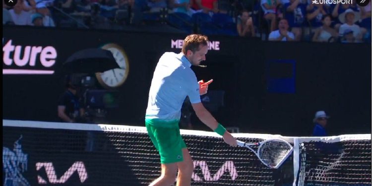 El ataque de furia de Medvedev en Australia: destruyó una cámara a raquetazos