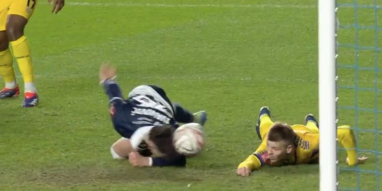 El increíble gol de Ivanovic cabeceando desde el suelo