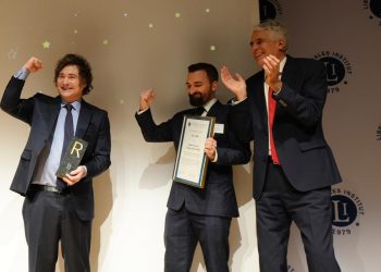 En el cierre de su gira, Javier Milei recibió el “Premio Röpke”