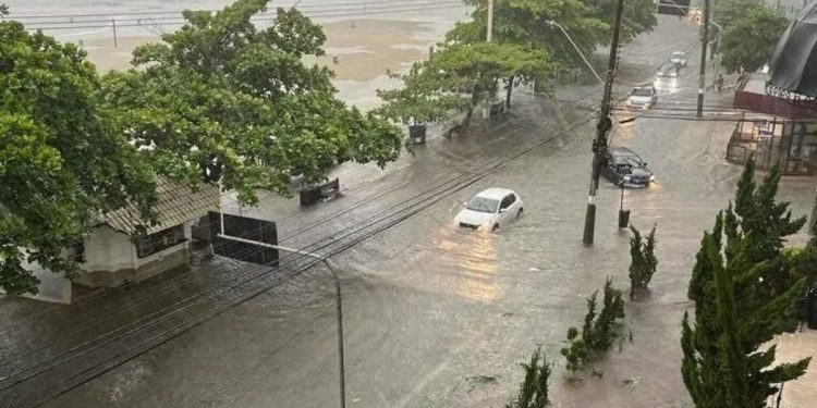 En medio de la temporada turística, un temporal causó inundaciones y destrozos en el sur de Brasil