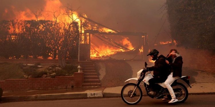 Fuertes vientos encienden la alarma de nuevos incendios en Los Ángeles: hay 24 muertos y más de 90 mil evacuados