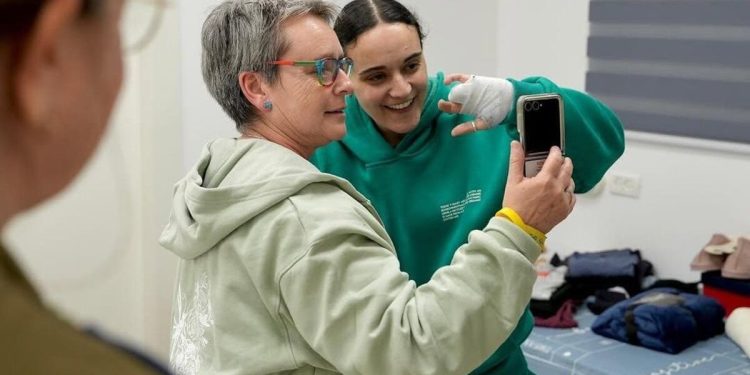 Habló la madre de Emily Damari, una de las rehenes liberadas por Hamas: “La pesadilla terminó”