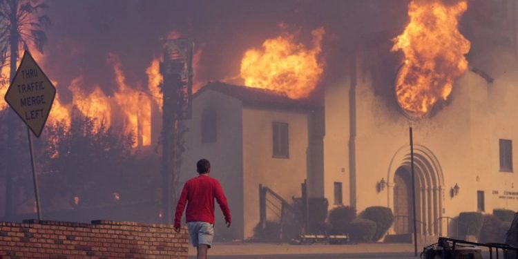 Incendios en Los Ángeles: decretaron toque de queda en zonas afectadas tras robos y saqueos