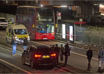 Inglaterra: un adolescente fue acuchillado en un colectivo hasta morir