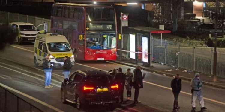 Inglaterra: un adolescente fue acuchillado en un colectivo hasta morir