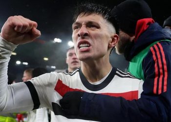 Lisandro Martínez convirtió un golazo y Alexis Mac Allister dio una asistencia en el empate entre Liverpool y Machester United