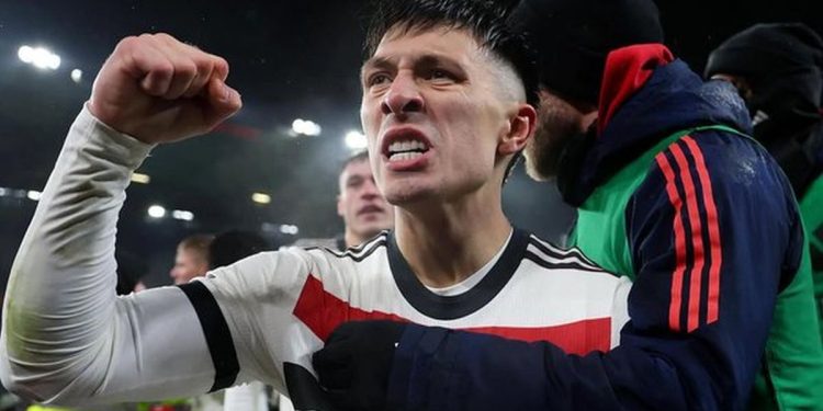 Lisandro Martínez convirtió un golazo y Alexis Mac Allister dio una asistencia en el empate entre Liverpool y Machester United