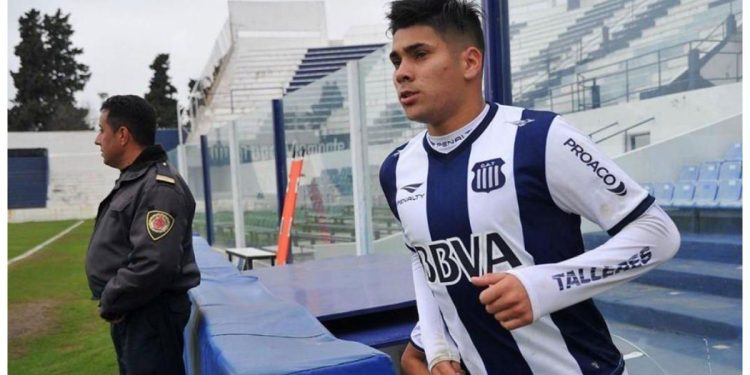 Llegó a primera, jugó en dos equipos grandes de Córdoba, pero se retiró a corta edad por su salud mental