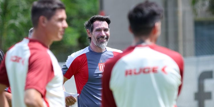 Locura de Estudiantes: quiere sacarle un refuerzo top a Boca y va por otros dos jugadores