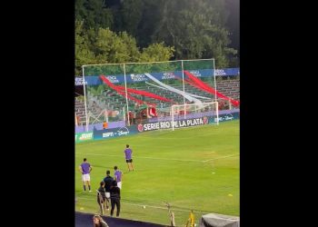 Otra vez el fútbol violento: barras de Independiente se enfrentaron entre sí en Uruguay