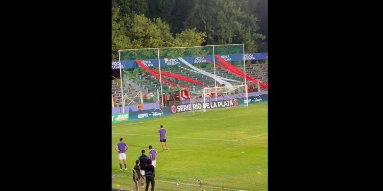 Otra vez el fútbol violento: barras de Independiente se enfrentaron entre sí en Uruguay