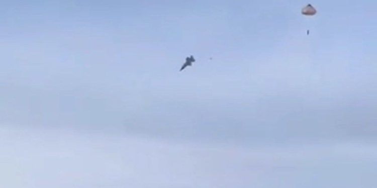 Un avión de combate se estrelló en Alaska y el piloto logró eyectarse a último momento