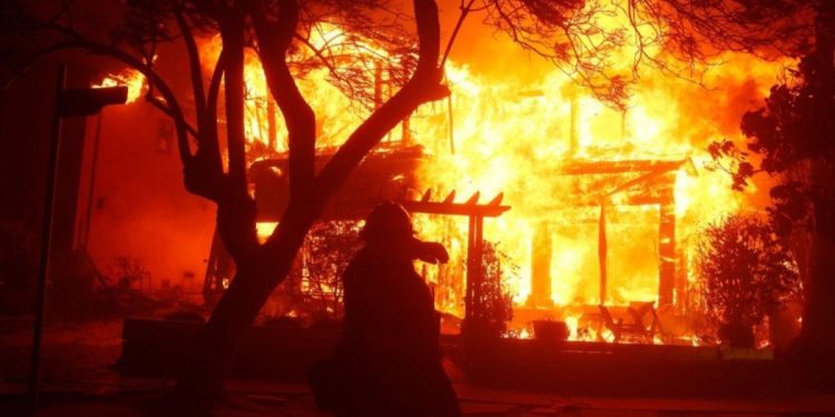 Voraz incendio en California: los evacuados ya son más de 80.000 y las llamas alcanzaron más de 1.000 hectáreas
