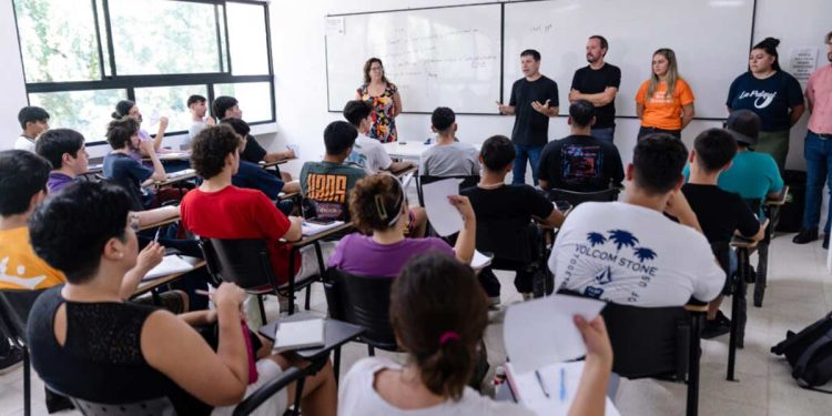 A pesar de Milei, las universidades no bajan sus inscriptos