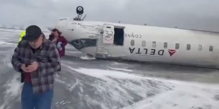 Canadá: un avión de pasajeros se estrelló y quedó dado vuelta al intentar aterrizar