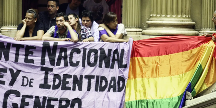 Diputados: rechazo de organizaciones LGBT al decreto de Javier Milei que prohíbe el acceso a la hormonización en menores