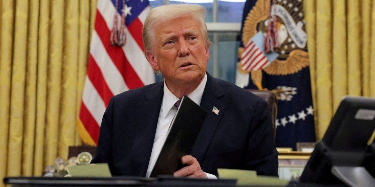 Donald Trump firmó los decretos que imponen 25% de aranceles al acero y aluminio