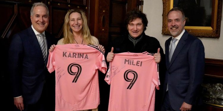 El dueño del Inter Miami llegó a la Argentina para analizar inversiones con el Gobierno