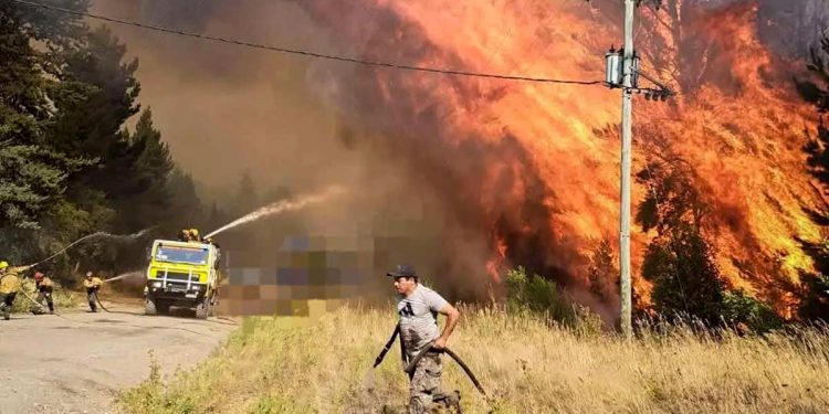 El gobierno de Milei demoró dos meses en comprar mangueras para combatir los incendios en la Patagonia