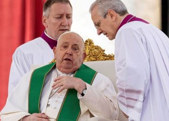 El papa Francisco interrumpió su homilía por dificultades en la respiración