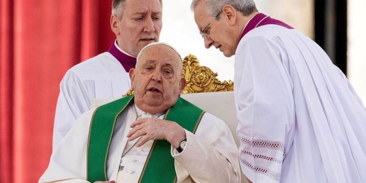 El papa Francisco interrumpió su homilía por dificultades en la respiración