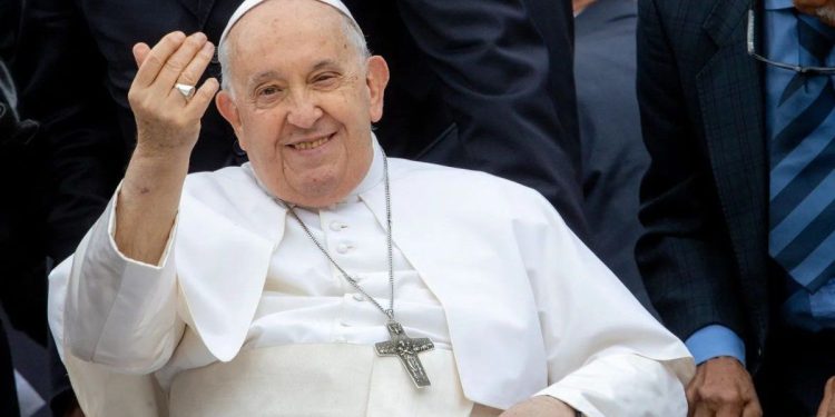 El papa Francisco sufrió una crisis respiratoria y aclaran que su estado “sigue siendo crítico”