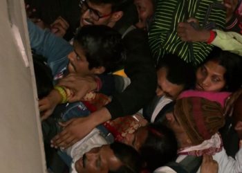 Estampida humana en la India causó al menos 15 muertos y 25 heridos en una estación de trenes