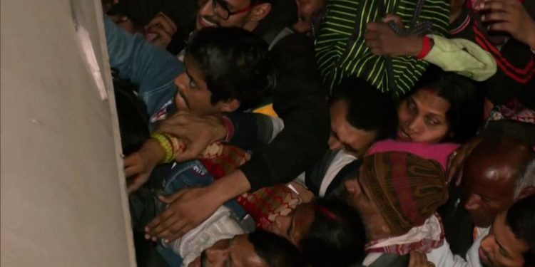 Estampida humana en la India causó al menos 15 muertos y 25 heridos en una estación de trenes