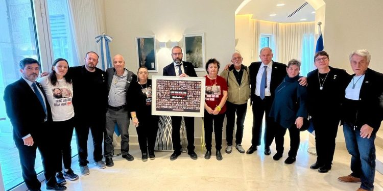 Gerardo Werthein se reunió en Israel con familiares de argentinos secuestrados en Gaza y reafirmó el apoyo del Gobierno