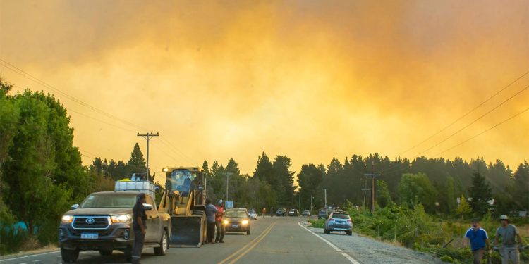 Incendios: El gobierno se guardó la mitad de la plata que debía mandar a Chubut y Río Negro
