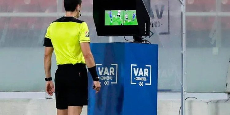 La FIFA analiza cambios en el VAR, el fuera de juego y el tiempo de juego