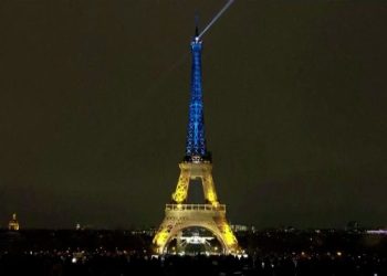 La torre Eiffel se vistió de azul y amarillo en apoyo a Ucrania en el tercer aniversario de la guerra con Rusia