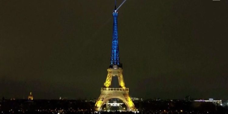La torre Eiffel se vistió de azul y amarillo en apoyo a Ucrania en el tercer aniversario de la guerra con Rusia