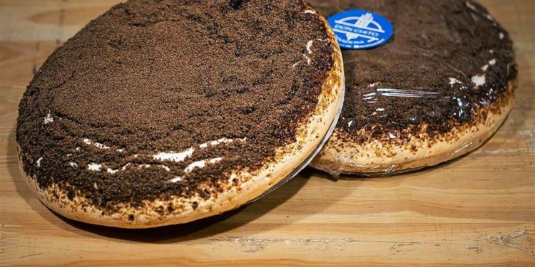 La Torta Negra tamaño pizza: historia del emblema de un pueblo del centro bonaerense