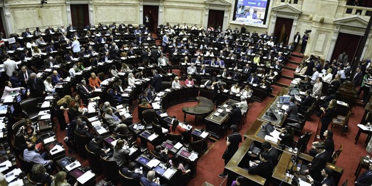 Llueven las críticas por la cripto alentada por Milei y lo consideran causal de juicio político