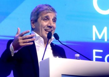 Luis Caputo con la UIA: avisó que el Gobierno “no va a hacer nada” para desequilibrar la cancha