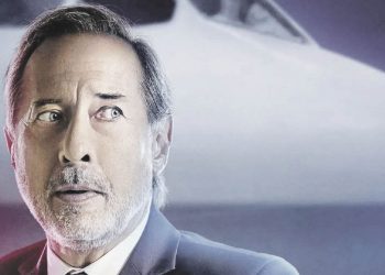 Max: un piloto a punto de jubilarse es extorsionado y forzado a transportar una misteriosa carga en su avión