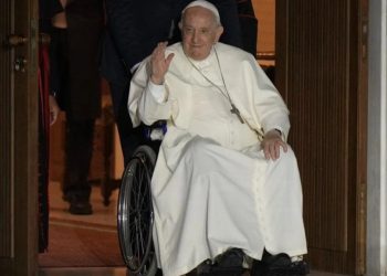 Nuevo parte médico: el papa Francisco está estable y presenta una “leve mejoría”