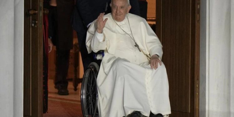 Nuevo parte médico: el papa Francisco está estable y presenta una “leve mejoría”